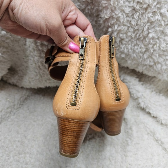 UGG Char Tan Leather Low Wedge Sandals sz 9.5‎ - Picture 11 of 11